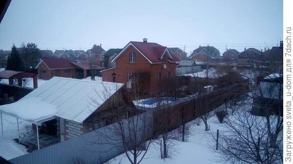 Здесь наши соседи, слева их банька.