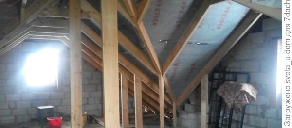 Крыша довольно большая. На фото видно устройство кровли.