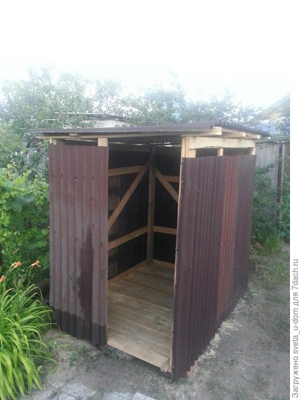 Летний душ, но внутри повесим проточный электрический водонагреватель.