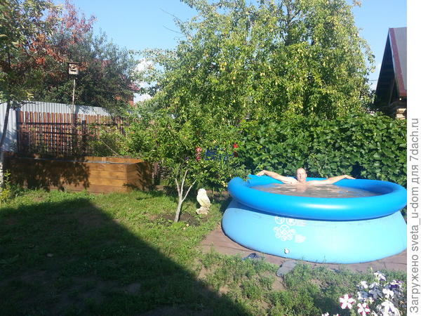 слева на кристины племянницы собирались лавки и выносился стол.... ой нет два стола)))) и пели и плясали, с погодой повезло