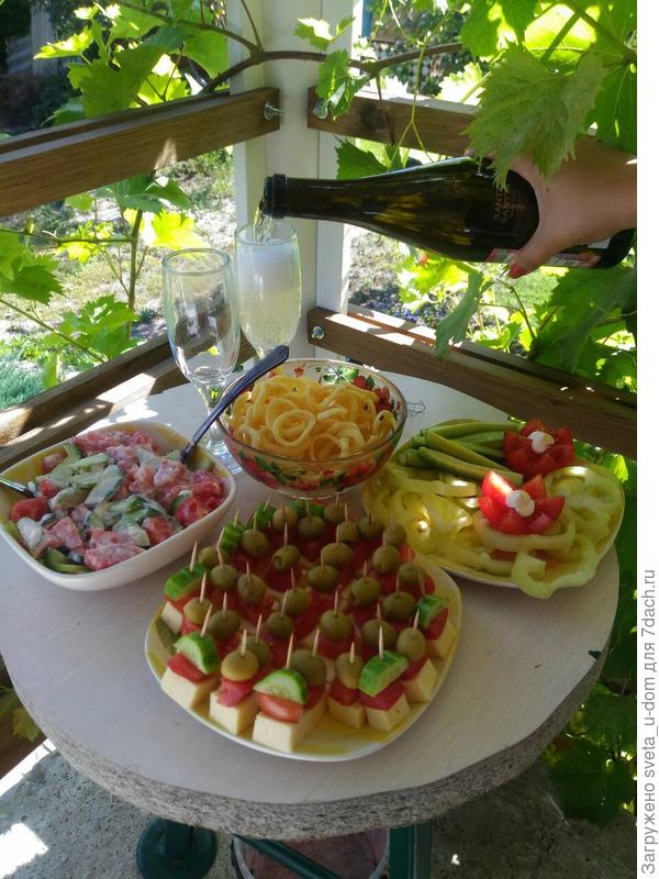 фуршетный столик, как раз на повороте