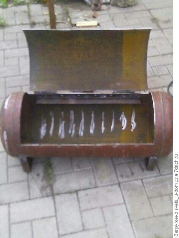 С открытой крышкой