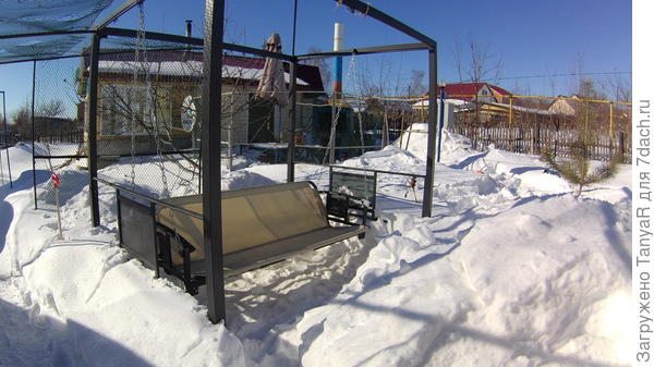 Откопали уже качели и повесили..