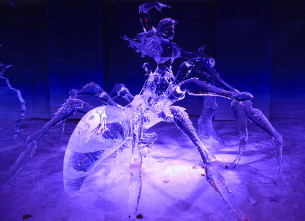 Канада, Оттава, 12 февраля 2011 г. Фестиваль Winterlude, ледяная фигура с подсветкой в парке Конфедерации. Фото с сайта iStock.com/Vladone