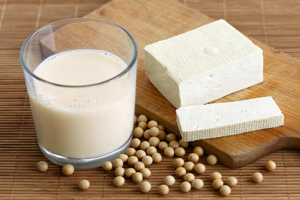 Сыр тофу изготавливают из соевого молока