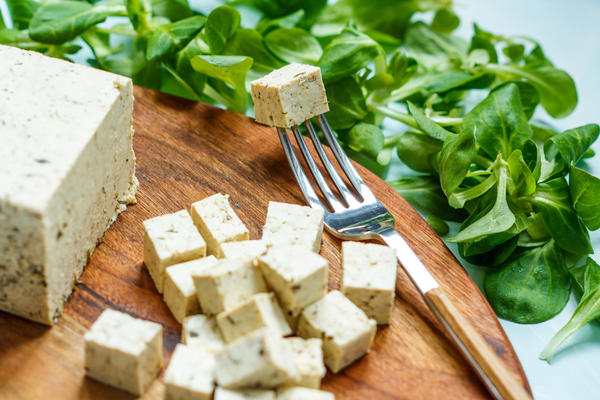 Сыр тофу, несмотря на растительное происхождение, очень калорийный продукт