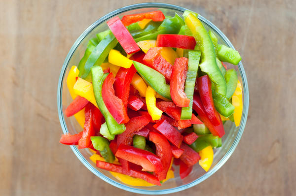Основные ингредиенты салата - разноцветные толстостенные перчики