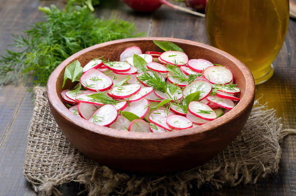 Салат из свежего редиса вкусен и полезен