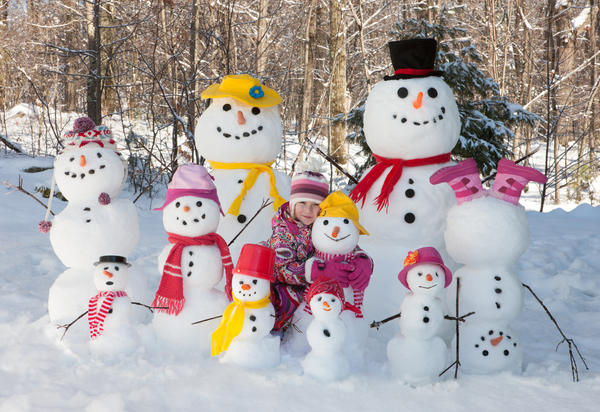 На каникулах можно слепить веселую семейку снеговиков