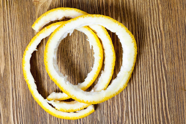 В апельсиновой кожуре содержится ценный лемонен