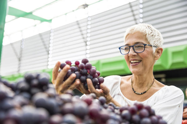 Чудо-ягода подарит здоровье: чем полезен виноград для организма женщины