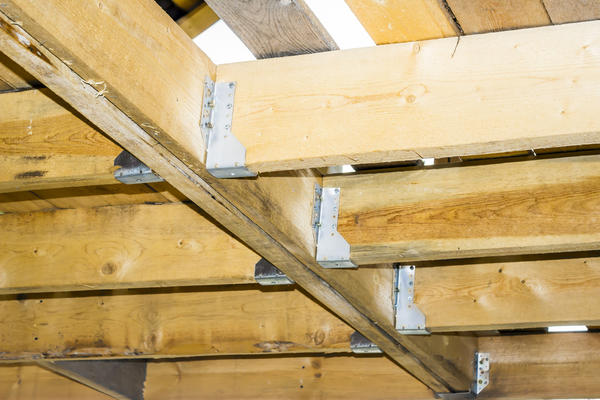 Стальные оцинкованные балочные кронштейны используются при строительстве деревянных перекрытий