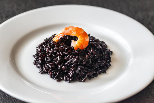 Черный рис модно подавать на гарнир к морепродуктам