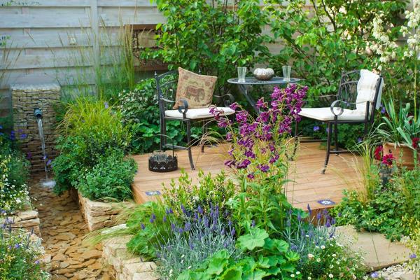 К МАФам относятся небольшие сооружения, конструкции, садовая мебель и декоративные элементы для оформления сада