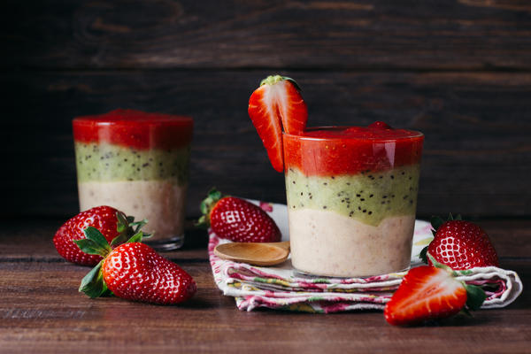 Smoothie s banánem, jahodou a kiwi