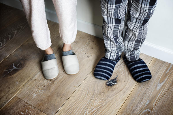 Правильно выбирайте толщину защитного покрытия, иначе по дому придется ходить исключительно в мягких тапочках