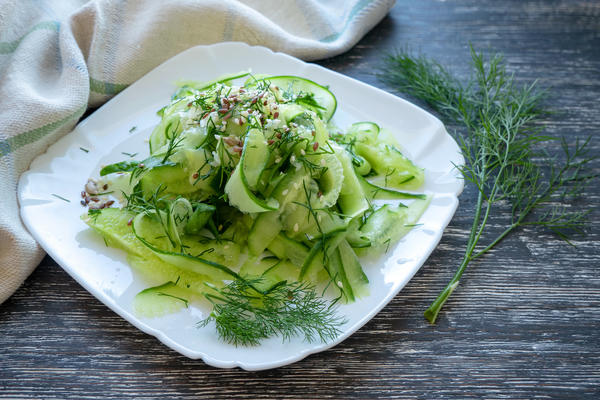 Салат из огурцов с зеленью