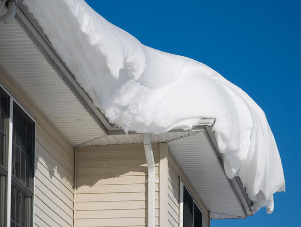 Слишком большое количество снега на крыше может быть опасным и для дома, и для его жильцов