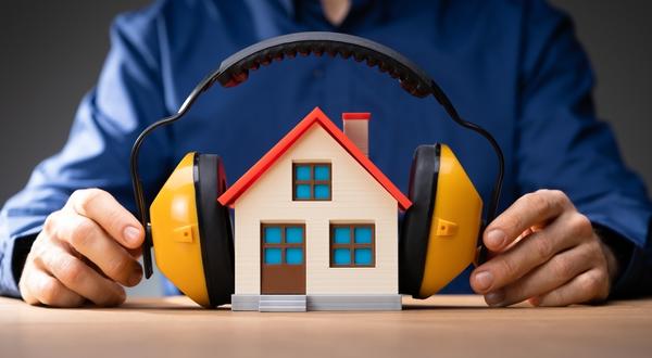 Если хотите обеспечить надежную звукоизоляцию в загородном доме, продумайте систему защиты от шумов