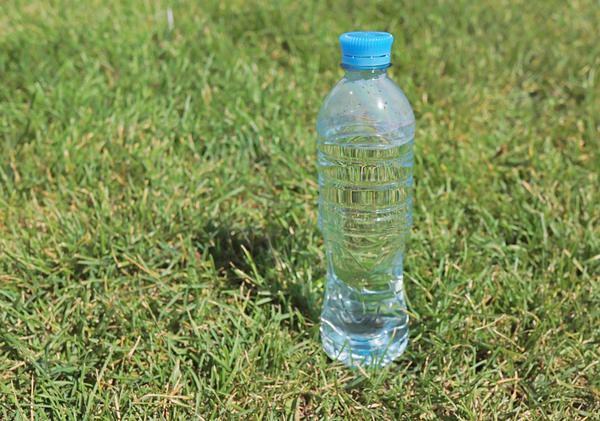 Обычная вода - идеальный напиток для жаркой погоды