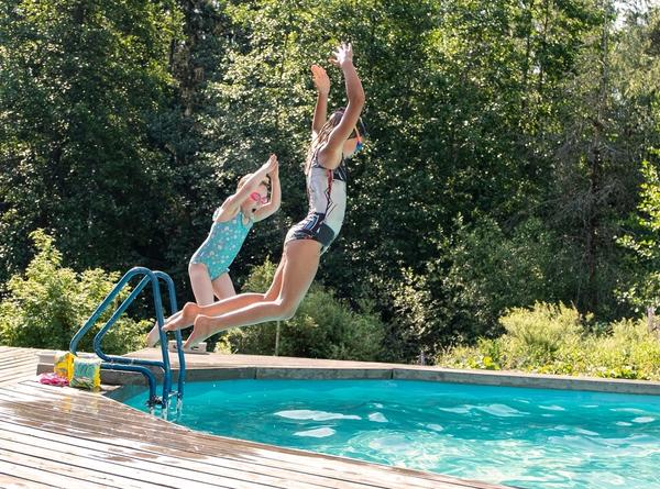 Бассейн - настоящее спасение от жары