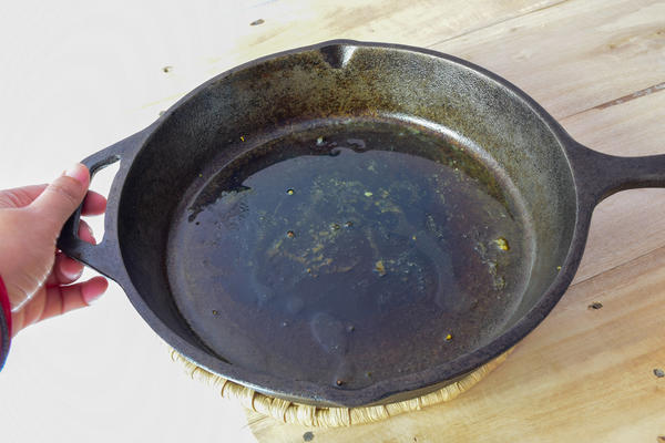 Чугунную посуду нужно мыть сразу после приготовления пищи