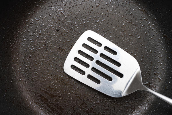 В случае с чугунной посудой можно и нужно пользоваться металлической лопаткой