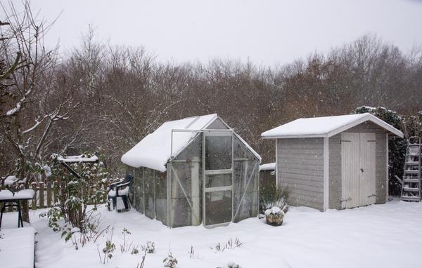 С остроконечной крыши теплицы снег сходит лучше — и не накапливается помногу