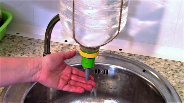 Как сделать умывальник из шприца и пластиковой бутылки