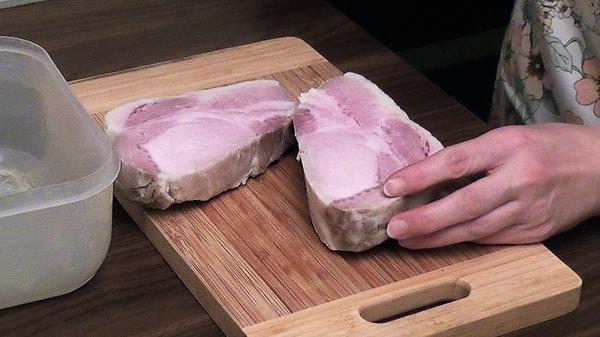 Так выглядит разрезанный кусок мяса после охлаждения в холодильнике