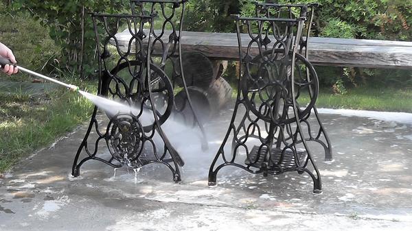 Отчищаем станины старых швейных машинок