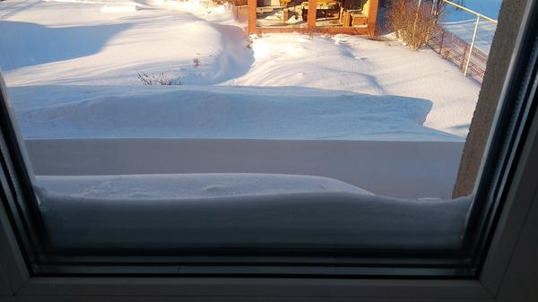 Сугроб на крыше веранды