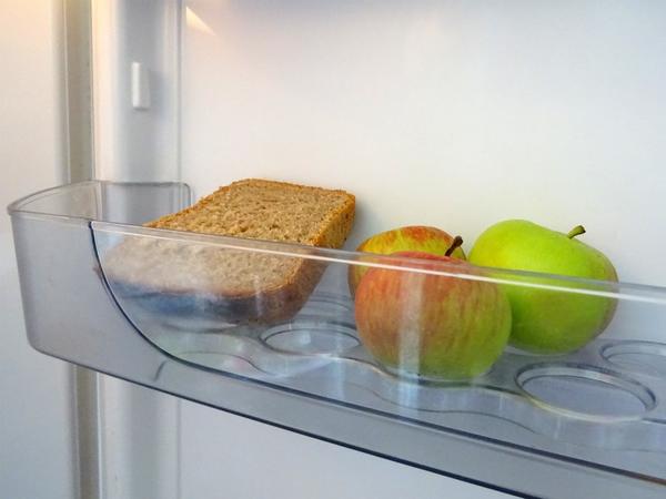 Хлеб в холодильнике абсорбирует запахи