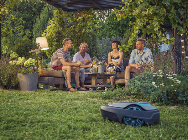 Теперь стригут траву маленькие тихие роботы. Sileno Minimo от GARDENA