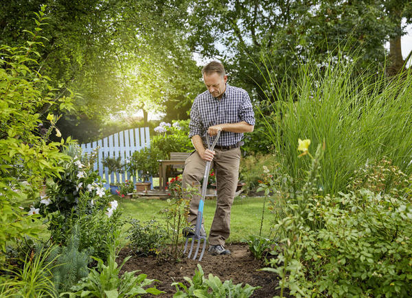 Вилы NatureLine от GARDENA удобно лежат в руке, имеют комфортную опору для ног и весят меньше стандартных аналогов