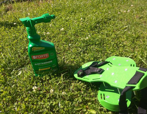 А это другие мои помощники: удобрение Для газонов от Bona Forte и сандалии-аэраторы