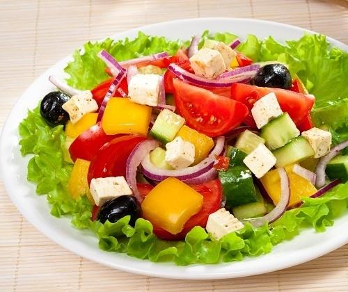 Салат из свежих овощей по-гречески/Фото: Олег Кулагин/BurdaMedia