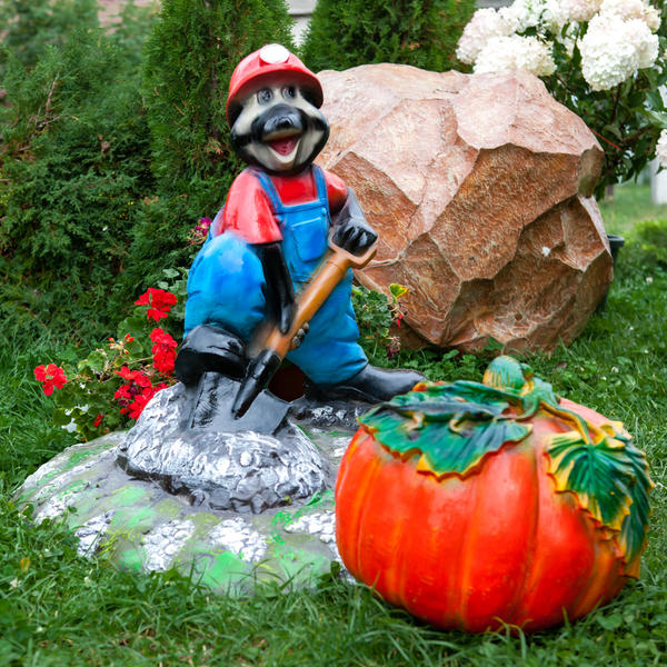 Декоративная крышка Крот с лопатой