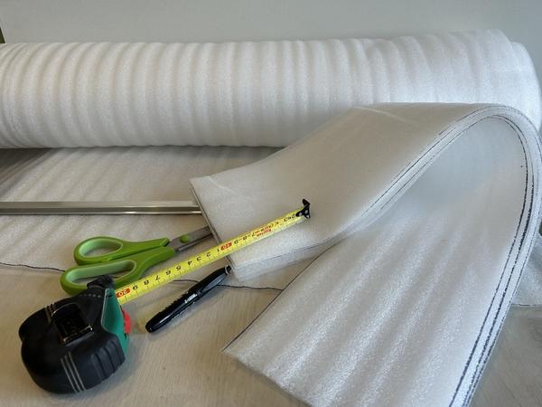 Из подложки нарезаем полосы шириной 15 см