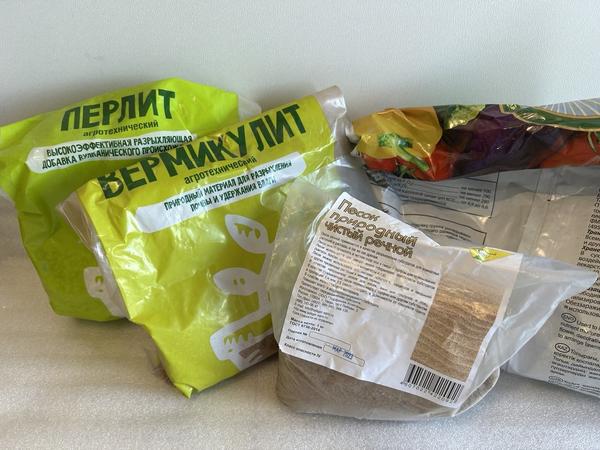 Для улучшения структуры почвы можно добавить песок, перлит или вермикулит