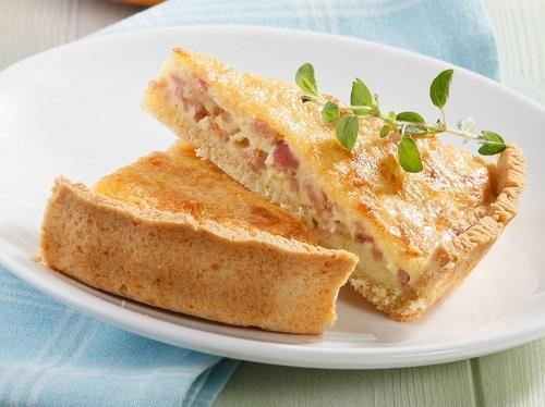 Пирог по-деревенски с сыром и копченостями. Фото: Олег Кулагин/BurdaMedia