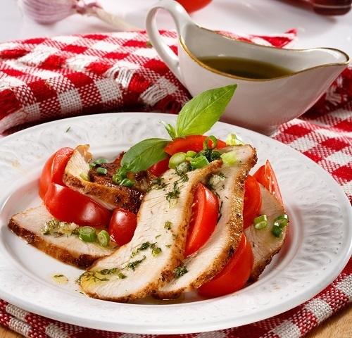 Салат из ломтиков индейки с помидорами и зеленым луком. Фото: Олег Кулагин/BurdaMedia