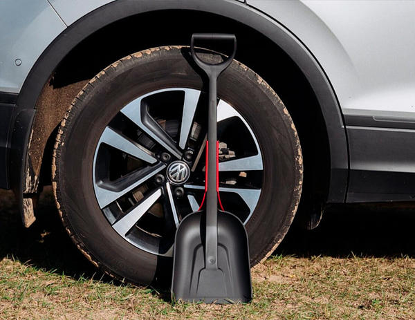 Автомобильная лопата FACHMANN Garten со скребком. Фото с сайта fachmann-garten.ru