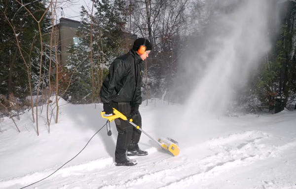 Сетевые модели, как правило, мощнее аккумуляторных и снабжаются усиленным шнеком. Скриншот из видеоролика с канала Huter на YouTube