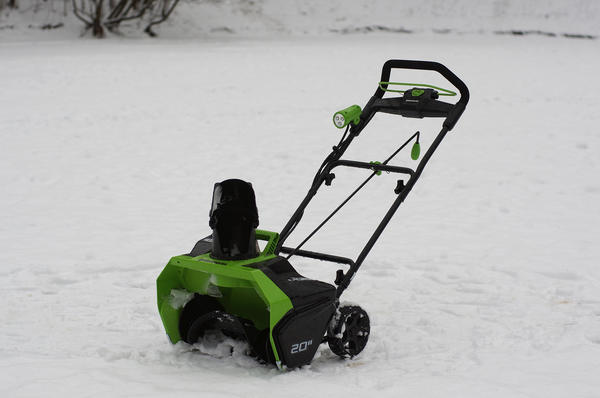 Аккумуляторный снегоуборщик Greenworks GD40ST. Фото с сайта gw-house.ru