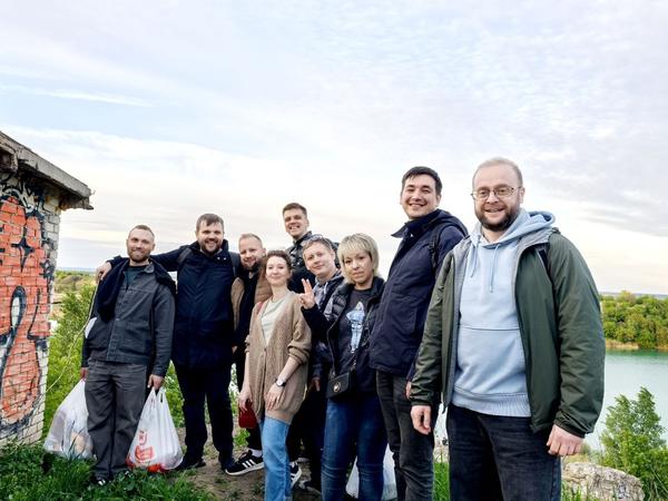 Павел Костюков, Larsson (второй слева), с компаньонами и членами клуба Т5 на загородном отдыхе