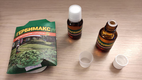 Флакон Гербимакса закрыт плотной пробкой. Для удобства применения в комплекте есть мерный стаканчик