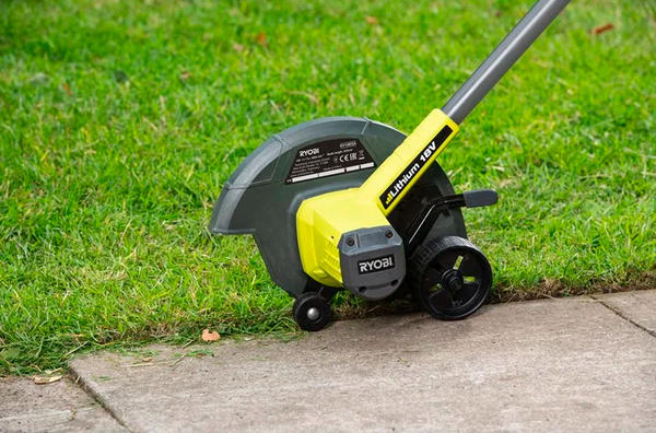 Аккумуляторный эджер Ryobi ONE+ RY18EGA-0. Фото с сайта ru.ryobitools.eu