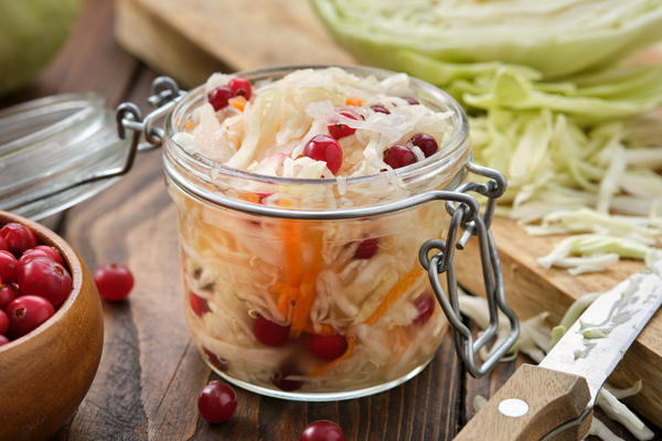 Квашеная капуста с брусникой или клюквой и красива, и вкусна