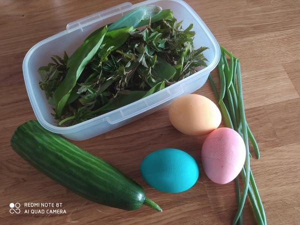 Сныть и черемшу привезли с дачи, лучок вырастили на подоконнике